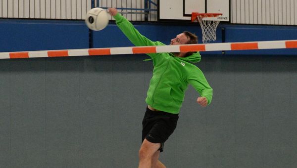 CN/NEZ-Sportreporter spielt Faustball: Kraft ist nicht alles