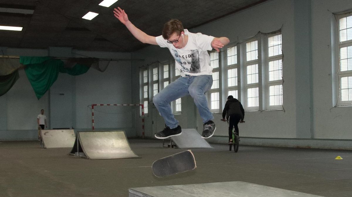 In der Vergangenheit mussten Skater oftmals auf alternative Plätze in Cuxhaven ausweichen - wie hier in der Hermann-Allmers-Halle im Jahr 2018. Jetzt wurden aber die Pläne für einen neuen Skatepark vorgestellt. Archivfoto: Koppe