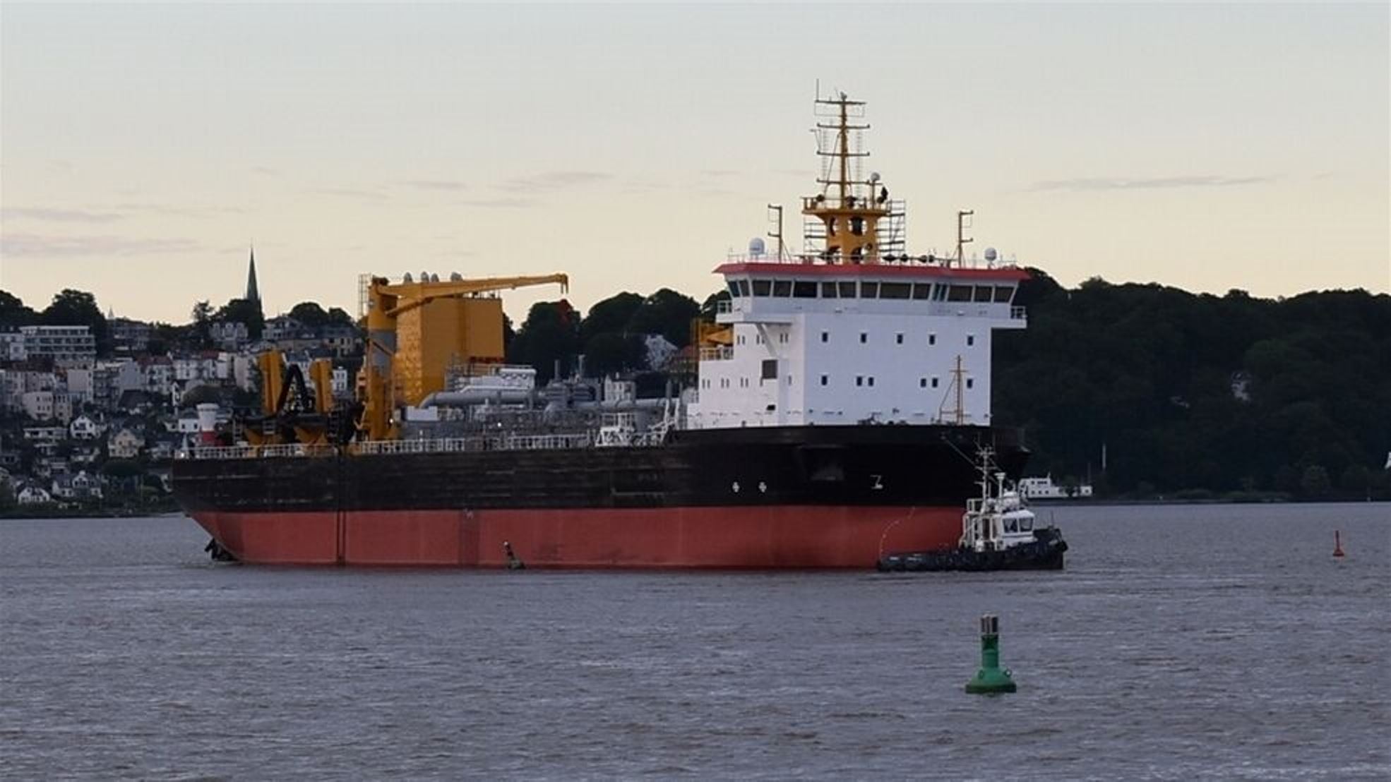 Der Laderaumbagger „Osteriff“ auf der Elbe. Voraussichtlich bis 2025 wird es noch dauern, bis das Schiff seinen Betrieb aufnehmen und im Auftrag des Bundes Fahrrinnen unterhalten kann. Foto: Vasel