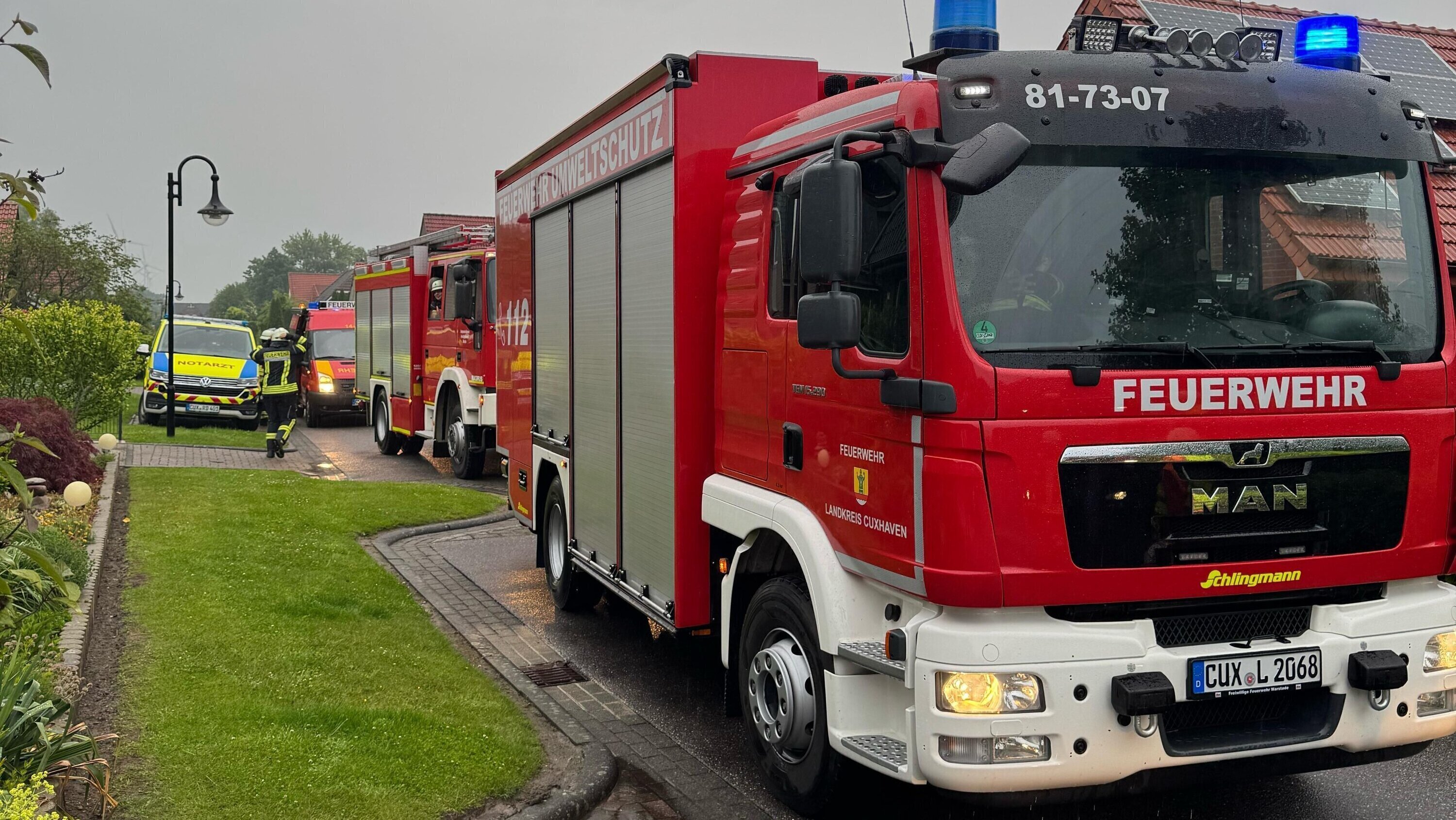 Etwa 50 Einsatzkräfte von Feuerwehren, Rettungsdienst und Polizei befinden sich im Einsatz. Foto: Lange