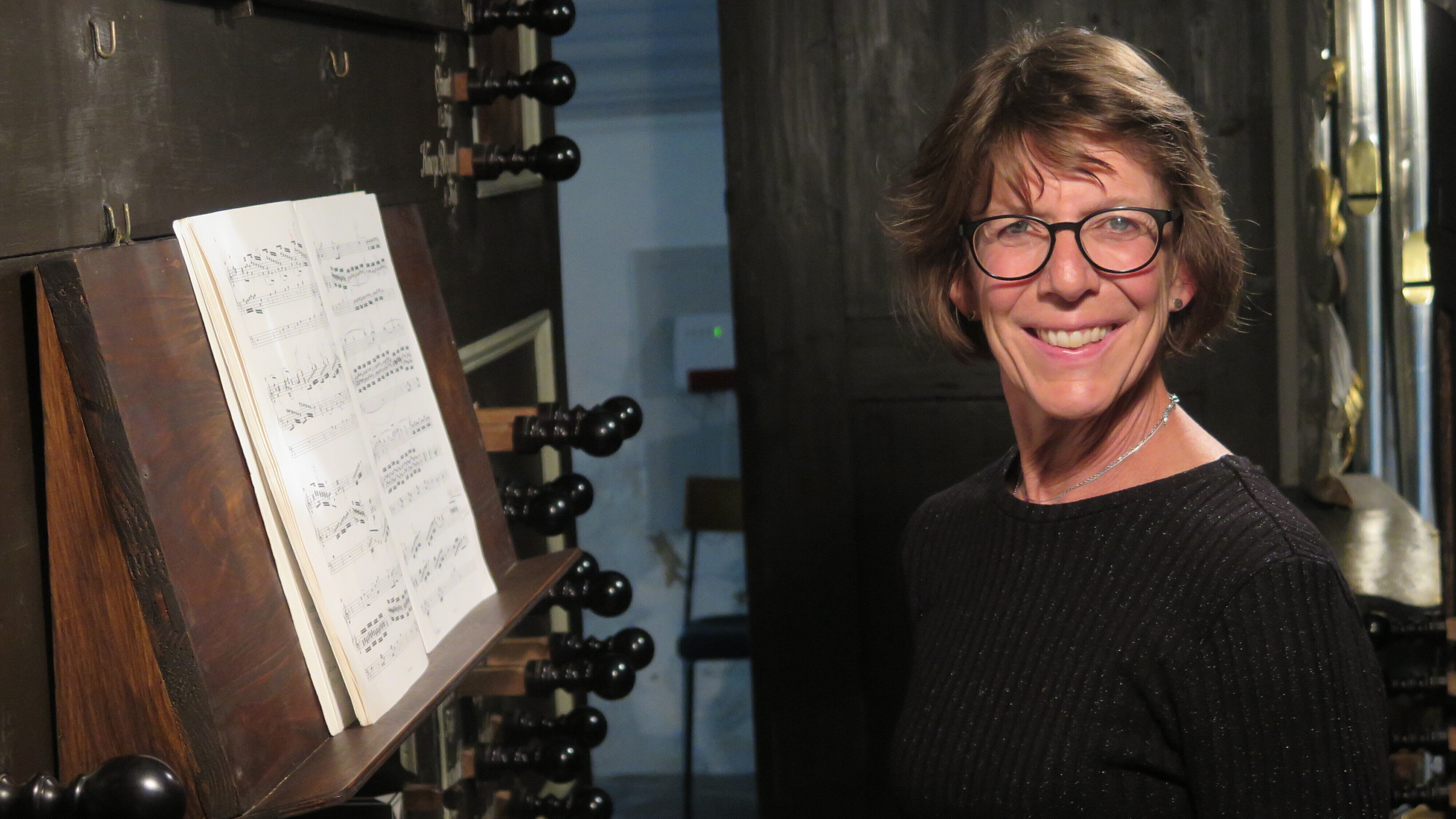 Eva Schad an der historischen Klapmeyer-Orgel der St.-Nicolai-Kirche in Cuxhaven-Altenbruch. Foto: Cordes