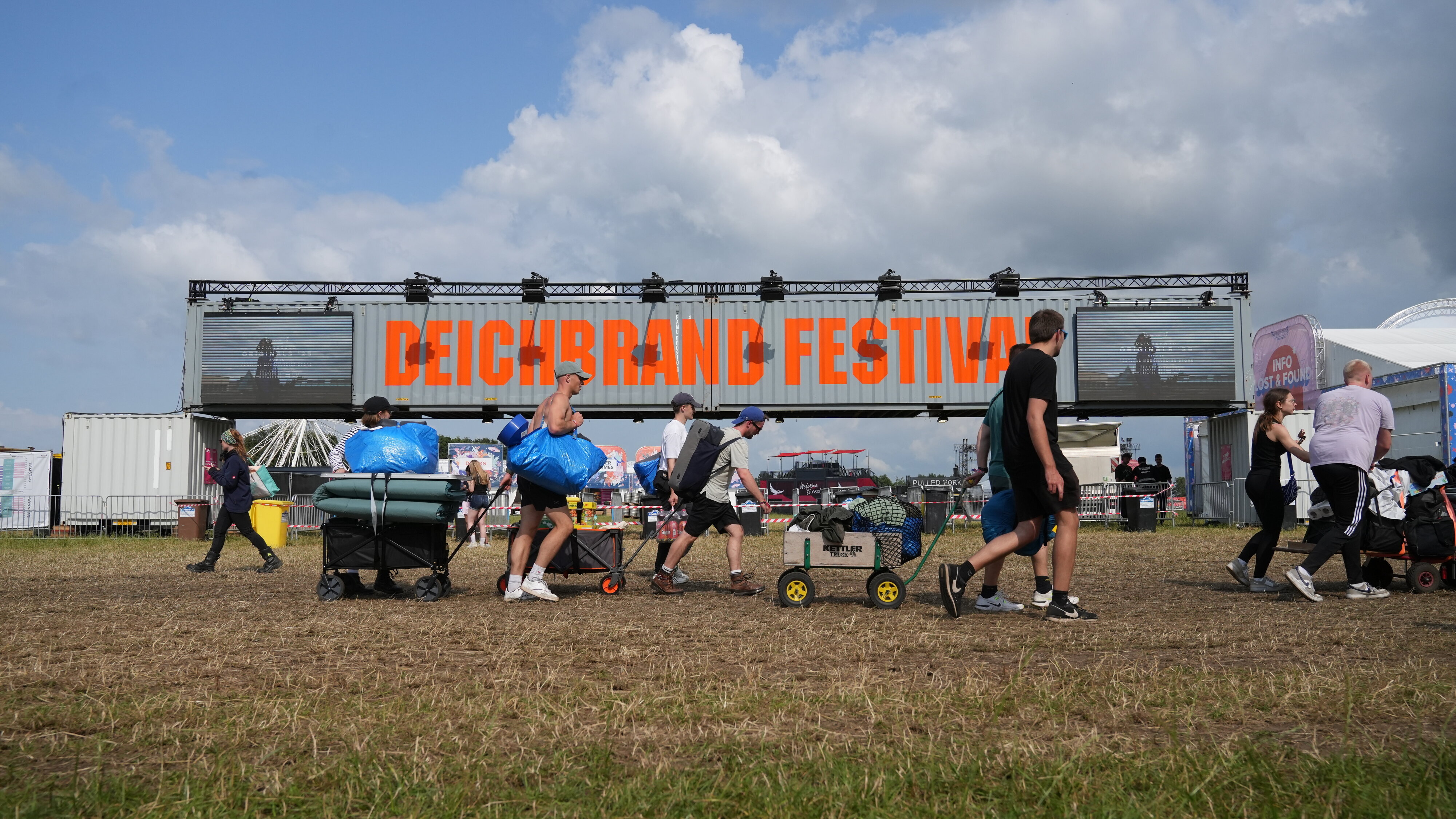 Schon bei der Frühanreise am Mittwoch strömten Tausende Festivalfans zum Deichbrand 2025. Foto: Overschmidt