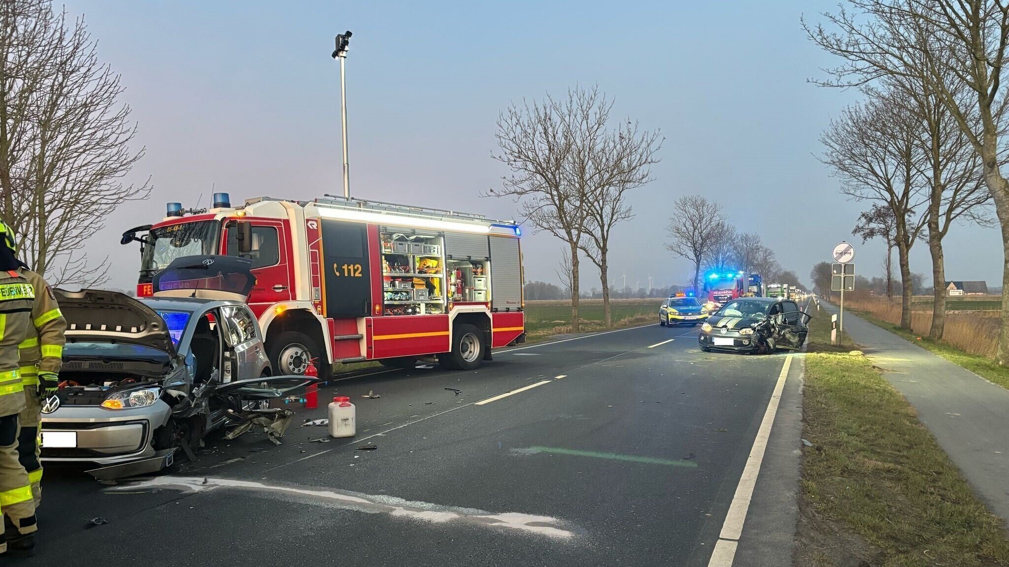 Einsatzkräfte sichern die Unfallstelle auf der B73 bei Otterndorf nach dem riskanten Überholmanöver. Foto: Polizei