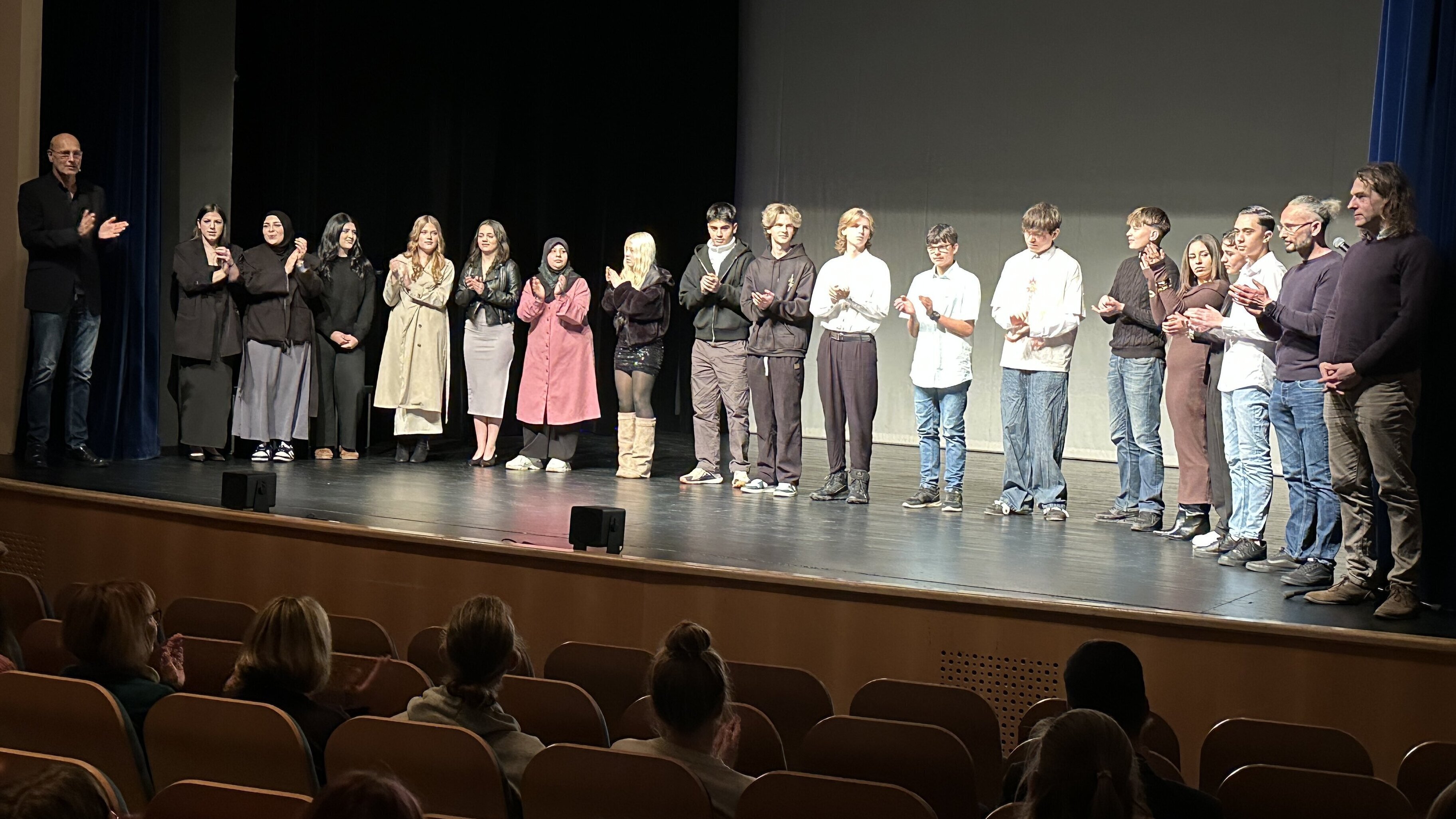 Es gab viele Gründe, sich Dank für ein großartiges Gemeinschaftsprojekt zu sagen: Uwe Sandrock holte am Ende alle Akteure auf die Bühne. Foto: Reese-Winne