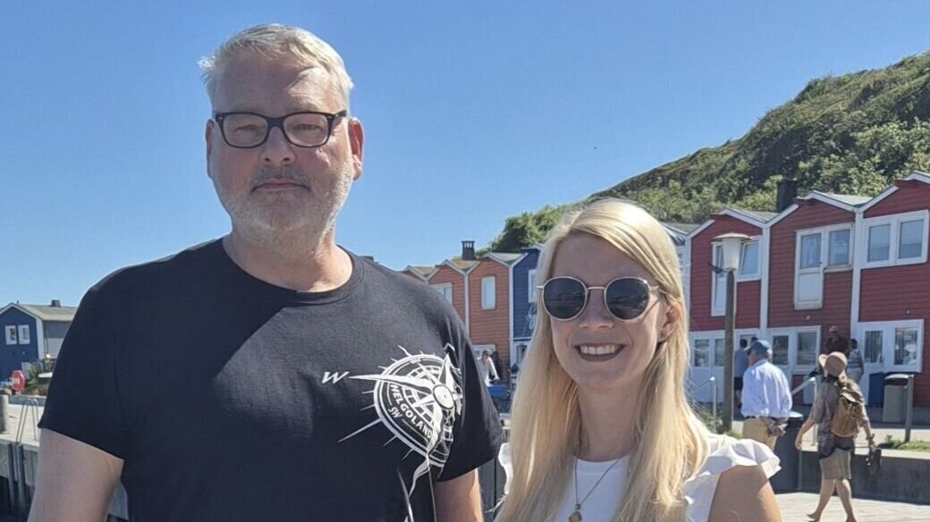 Thorsten Pollmann, Bürgermeister der Gemeinde Helgoland, mit Katharina Schlicht, Helgolands scheidender Tourismusdirektorin. Foto: Tourismus-Service Helgoland