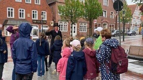 Mit Kunst auf Zeitreise gehen: 70 Kinder erleben Geschichte in Otterndorf