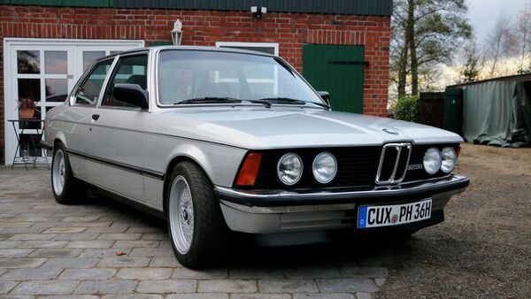 Der legendäre BMW 323i: Ein seltener Oldtimer unterwegs im Kreis Cuxhaven